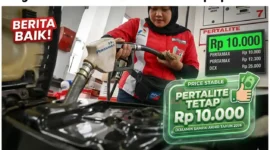 Ilustrasi Petugas Melakukan Pengisian BBM di SPBU.