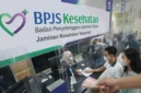 Ilustrasi - Pelayanan di Loket BPJS Kesehatan.