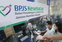 Ilustrasi - Pelayanan di Loket BPJS Kesehatan.