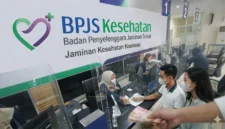 Ilustrasi - Pelayanan di Loket BPJS Kesehatan.