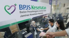 Ilustrasi - Pelayanan di Loket BPJS Kesehatan.