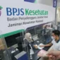 Ilustrasi - Pelayanan di Loket BPJS Kesehatan.