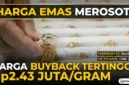 Ilustrasi - Pegawai merapikan perhiasan emas di salah satu gerai penjualan di Jakarta, Minggu (2/2/2025). (Bisnis)
