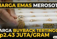 Ilustrasi - Pegawai merapikan perhiasan emas di salah satu gerai penjualan di Jakarta, Minggu (2/2/2025). (Bisnis)
