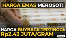 Ilustrasi - Pegawai merapikan perhiasan emas di salah satu gerai penjualan di Jakarta, Minggu (2/2/2025). (Bisnis)