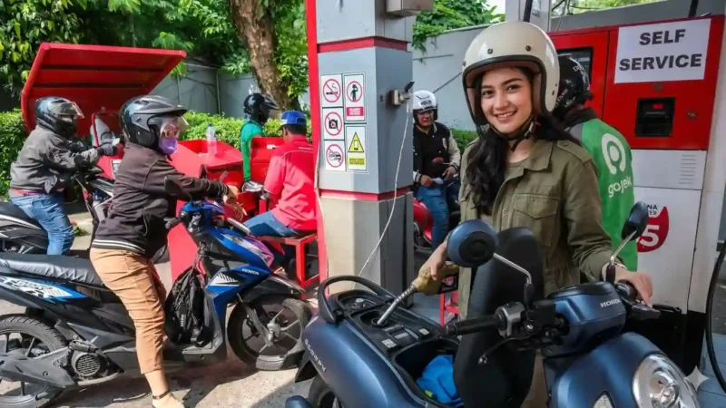 Antrian Pengisian BBM di SPBU. Cek Daftar Harga BBM Pertamina per 1 Juni 2026.