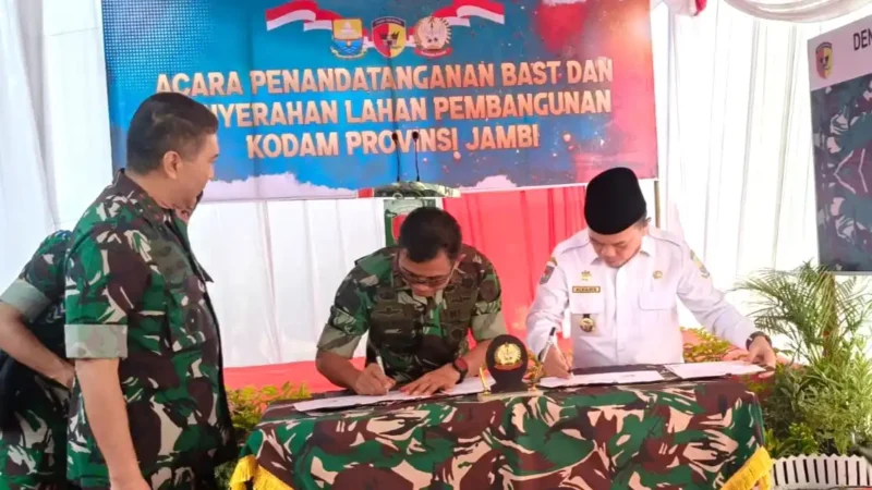 Penandatanganan pemberian hibah tanah untuk lokasi rencana Markas Kodam Jambi. (Foto: Pariwarajambi)