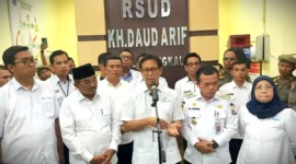 Menteri Kesehatan, Budi Gunadi Sadikin, saat konferensi pers di Rumah Sakit Umum Daerah (RSUD) KH Daud Arif Kuala Tungkal, pada Rabu (6/5/2026). (Foto: Tribunjambi)