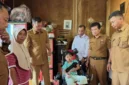 Bupati Kerinci, Monadi didampingi Kadis Sosial, Marnus dan Alyatama Jambi menyerahkan Bantuan.