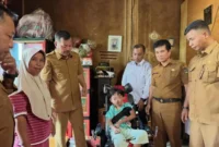 Bupati Kerinci, Monadi didampingi Kadis Sosial, Marnus dan Alyatama Jambi menyerahkan Bantuan.