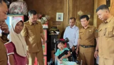 Bupati Kerinci, Monadi didampingi Kadis Sosial, Marnus dan Alyatama Jambi menyerahkan Bantuan.