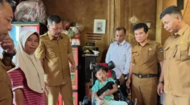 Bupati Kerinci, Monadi didampingi Kadis Sosial, Marnus dan Alyatama Jambi menyerahkan Bantuan.