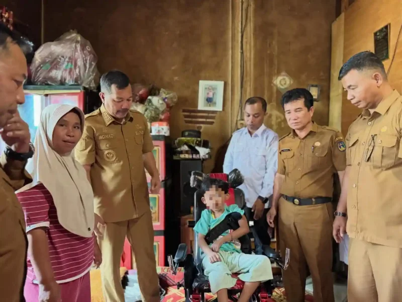 Bupati Kerinci, Monadi didampingi Kadis Sosial, Marnus dan Alyatama Jambi menyerahkan Bantuan.