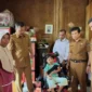 Bupati Kerinci, Monadi didampingi Kadis Sosial, Marnus dan Alyatama Jambi menyerahkan Bantuan.