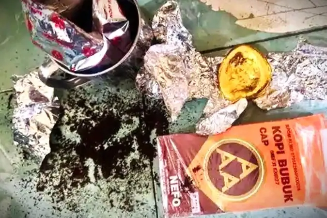 Penampakan emas dalam kaleng kopi. Ratusan gram emas diduga ilegal ditemukan pihak Cargo Bandara Sultan Thaha Jambi pada Jumat (15/5/2026) kemarin. ist