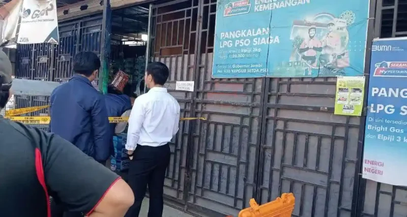 Tim dari Unit Reskrim dan Unit Intel Polsek Sungai Penuh menggelar olah Tempat Kejadian Perkara (TKP).