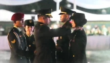Kepala Staf Angkatan Darat (KSAD) Jenderal TNI Maruli Simanjuntak, M.Sc., melantik 1.202 Perwira Remaja (Paja) TNI AD lulusan Pendidikan Pembentukan Perwira (Diktukpa) Gelombang I Tahun Anggaran 2026 dalam upacara yang berlangsung dalam guyuran hujan namun penuh khidmat dan kebanggaan, di Lapangan Wiradhika, Secapaad, Bandung, Kamis (30/4/2026). (Foto: Dispenad)