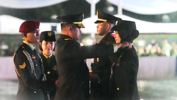 Kepala Staf Angkatan Darat (KSAD) Jenderal TNI Maruli Simanjuntak, M.Sc., melantik 1.202 Perwira Remaja (Paja) TNI AD lulusan Pendidikan Pembentukan Perwira (Diktukpa) Gelombang I Tahun Anggaran 2026 dalam upacara yang berlangsung dalam guyuran hujan namun penuh khidmat dan kebanggaan, di Lapangan Wiradhika, Secapaad, Bandung, Kamis (30/4/2026). (Foto: Dispenad)