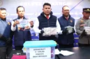 Polisi menunjukkan sejumlah barang bukti dalam kasus dugaan korupsi dana BOS di SMA Negeri 6 Merangin, Kamis (12/3/2026). 