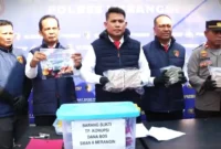 Polisi menunjukkan sejumlah barang bukti dalam kasus dugaan korupsi dana BOS di SMA Negeri 6 Merangin, Kamis (12/3/2026). 