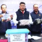 Polisi menunjukkan sejumlah barang bukti dalam kasus dugaan korupsi dana BOS di SMA Negeri 6 Merangin, Kamis (12/3/2026). 
