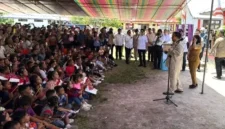 Temui Warga Miangas, Prabowo Disambut Nyanyian 'Maju Tak Gentar' dan 'Pulau Miangas'. (detik.com)