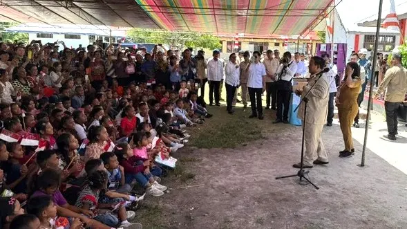 Temui Warga Miangas, Prabowo Disambut Nyanyian 'Maju Tak Gentar' dan 'Pulau Miangas'. (detik.com)