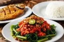 Ilustrasi -Menu Sayur Segar yang Cocok Menemani Ikan Goreng Renyah.