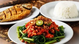 Ilustrasi -Menu Sayur Segar yang Cocok Menemani Ikan Goreng Renyah.