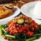 Ilustrasi -Menu Sayur Segar yang Cocok Menemani Ikan Goreng Renyah.