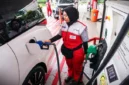 Petugas pom Pertamina sedang melakukan pengisian BBM Pertamax. (Sumber: Dok. Pertamina)