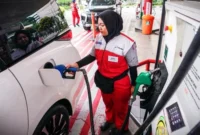 Petugas pom Pertamina sedang melakukan pengisian BBM Pertamax. (Sumber: Dok. Pertamina)