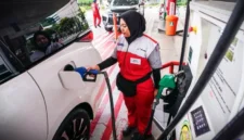 Petugas pom Pertamina sedang melakukan pengisian BBM Pertamax. (Sumber: Dok. Pertamina)