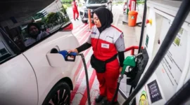 Petugas pom Pertamina sedang melakukan pengisian BBM Pertamax. (Sumber: Dok. Pertamina)