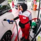 Petugas pom Pertamina sedang melakukan pengisian BBM Pertamax. (Sumber: Dok. Pertamina)