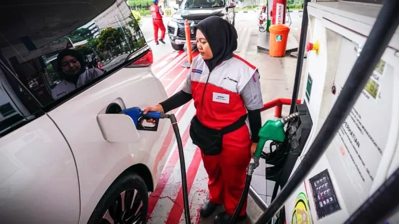 Petugas pom Pertamina sedang melakukan pengisian BBM Pertamax. (Sumber: Dok. Pertamina)