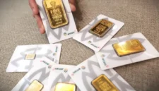 Karyawan menunjukkan emas logam mulia di Butik Emas Antam di Jakarta, Rabu (29/10/2025). (Bisnis)