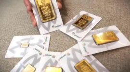 Karyawan menunjukkan emas logam mulia di Butik Emas Antam di Jakarta, Rabu (29/10/2025). (Bisnis)
