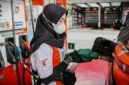 Petugas SPBU sedang Melakukan Pengisian BBM ke Kendaraan.
