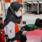 Petugas SPBU sedang Melakukan Pengisian BBM ke Kendaraan.
