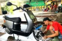 Ilustrasi cuci motor listrik. (KOMPAS.com)