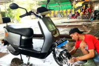 Ilustrasi cuci motor listrik. (KOMPAS.com)