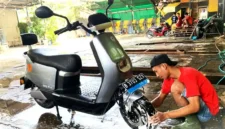 Ilustrasi cuci motor listrik. (KOMPAS.com)