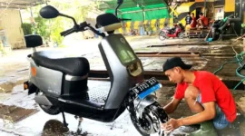Ilustrasi cuci motor listrik. (KOMPAS.com)