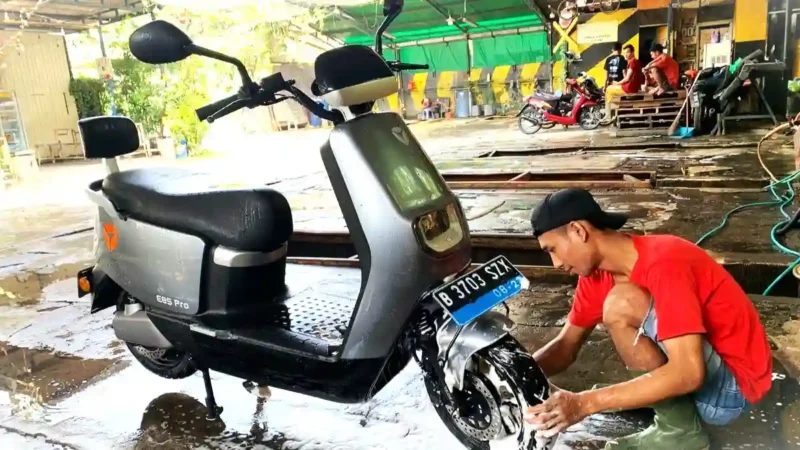 Ilustrasi cuci motor listrik. (KOMPAS.com)