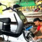Ilustrasi cuci motor listrik. (KOMPAS.com)