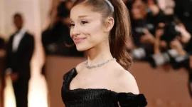 Ariana Grande di Golden Globes 2026. (Getty Images via Vogue.)