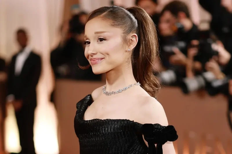 Ariana Grande di Golden Globes 2026. (Getty Images via Vogue.)