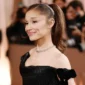 Ariana Grande di Golden Globes 2026. (Getty Images via Vogue.)