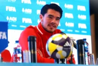 Bek Timnas Indonesia, Elkan Baggott, berbicara kepada media dalam sesi konferensi pers pada Kamis (26/3/2026) jelang laga FIFA Series 2026 Timnas Indonesia vs St Kitts and Nevis di Stadion Utama Gelora Bung Karno.(KOMPAS.com)